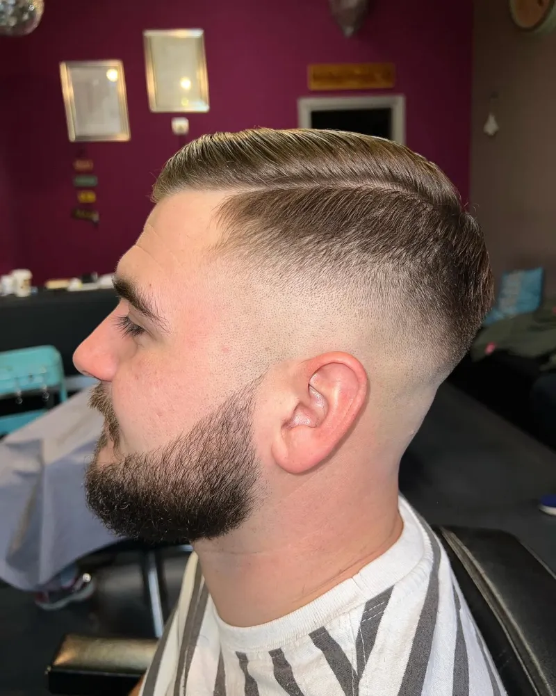 Uređena puna brada s fade prijelazom u zulufe i side part frizurom, Studio New Order Osijek