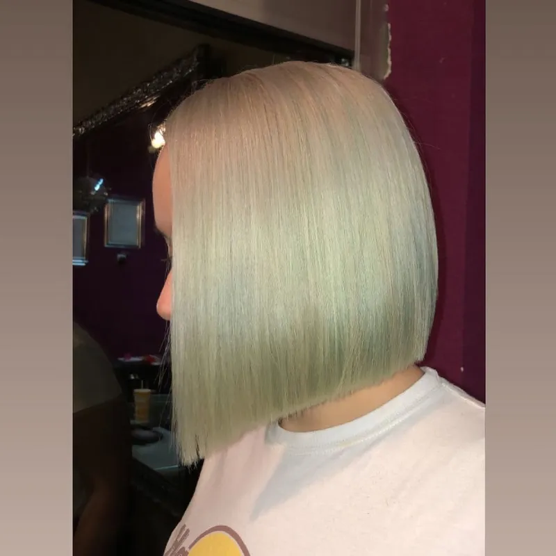 Sleek bob frizura, platinasta plava s pastelnim tonom, žensko šišanje Studio New Order Osijek