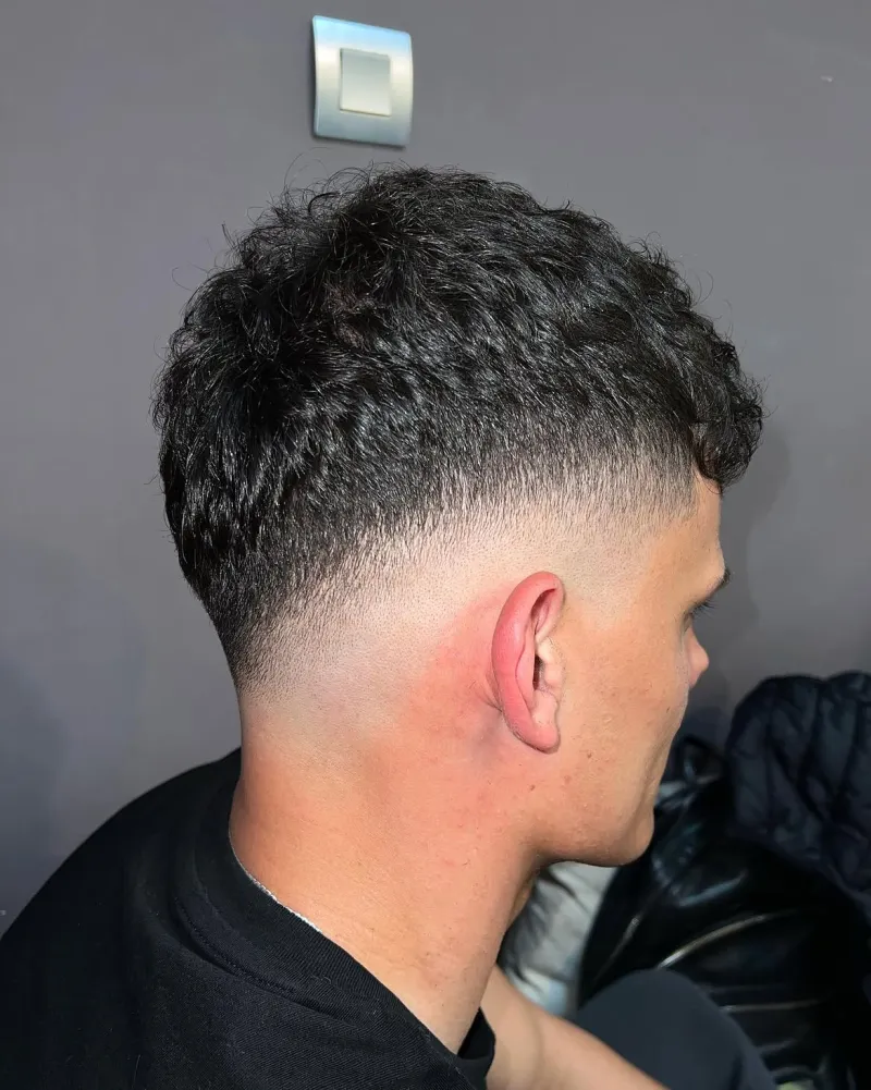 Skin fade s teksturiranim vrhom, pogled straga
